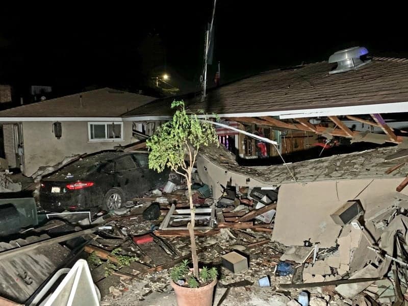 Persecución policial terminó con el vehículo del sospechoso en el patio de una casa.