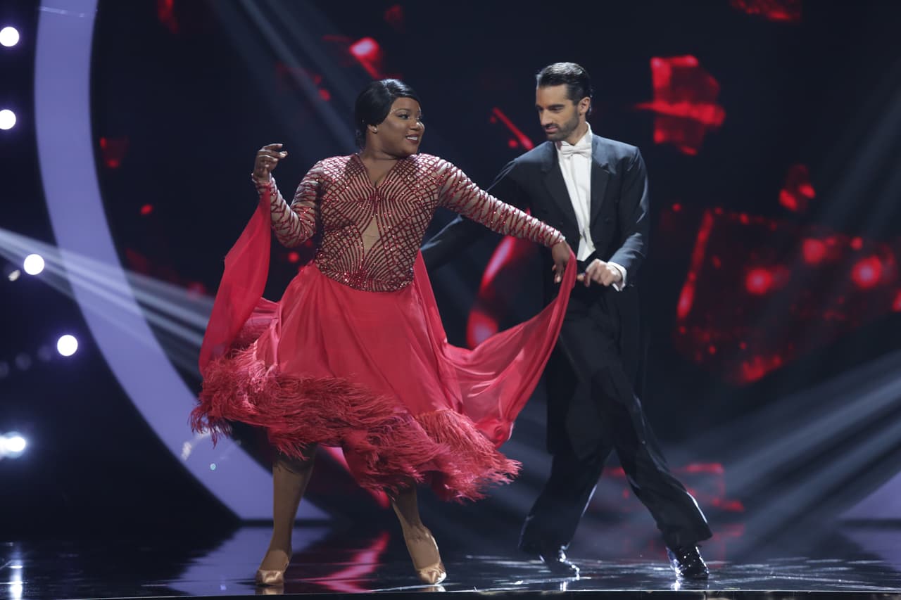 Por su parte, Chikybombom regresó a la pista para enfrentarse con un foxtrot.