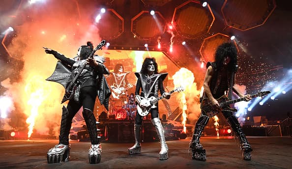 Simmons reiteró que, en cambio, Kiss hace música para todos.