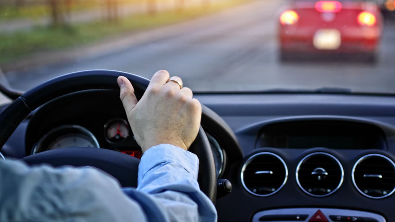 <h3 class="cms-H3-H3">🚗💨 Carril izquierdo: úsalo solo para rebasar, no para “pasear” </h3>En las autopistas de Texas, el carril izquierdo no es para quedarse. Su función es clara: 
<b>sirve únicamente para adelantar.</b> Si ves el letrero 
<i>“LEFT LANE FOR PASSING ONLY”</i> (Carril Izquierdo Solo para Adelantar), la ley te exige lo siguiente: 
<br>
<b>Cómo usarlo correctamente: </b>
<br>Rebasa a los vehículos más lentos desde la izquierda. 
<br>Regresa al carril derecho en cuanto sea seguro hacerlo. 
<br>
<b>Por qué importa: </b>
<br>Mantenerte sin razón en el carril izquierdo obstruye el flujo del tráfico, vuelve la vía menos predecible y aumenta el riesgo de accidentes. 
<br>
<b>Sanción: </b>
<br>Si un oficial te sorprende bloqueando el paso en ese carril, puedes recibir una multa de hasta $200, según el Departamento de Transporte de Texas. 
<br>Esta regla existe para mantener el tráfico ágil y seguro, especialmente en carreteras con alta velocidad o tránsito pesado. 
<br>En pocas palabras: 
<b>rebasa, pero no te mudes a vivir al carril izquierdo. </b>