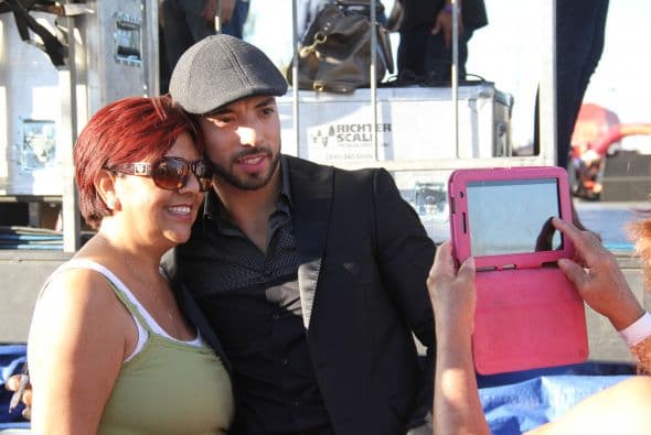 “ Los Canarios de Michoacán” pusieron a bailar a cientos de Arizoneneses en los Latin Grammy Street Parties en Phoenix, quienes no pudieron resistirse al carismático grupo de música regional mexicana, su sonido único del arpa y a sus conocidos sencillos. 