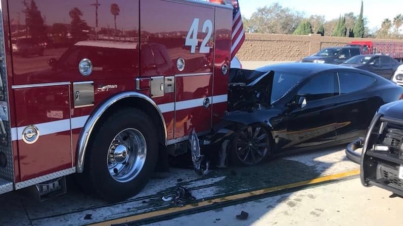 Conductor culpa sistema de manejo autónomo de Tesla por choque en Los Ángeles