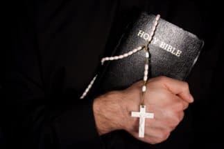 Popular sacerdote de Charlotte acusado de abuso sexual a un menor