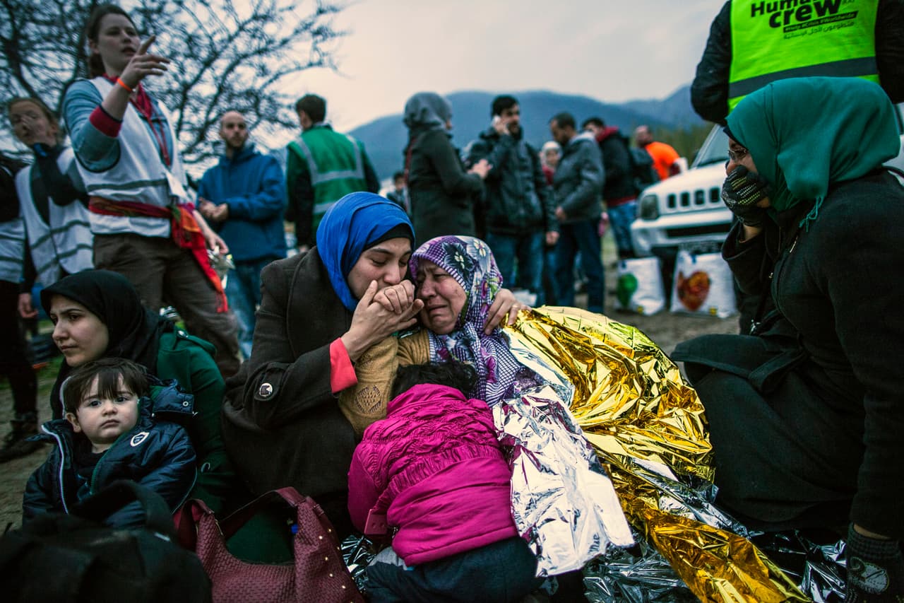 Una mujer siria abraza a su madre después de llegar con otros migrantes desde Turquía a la isla de Lesbos, Grecia, el 26 de febrero de 2016. Más de seis millones de personas han salido de Siria desde comenzó la guerra civil en 2011.