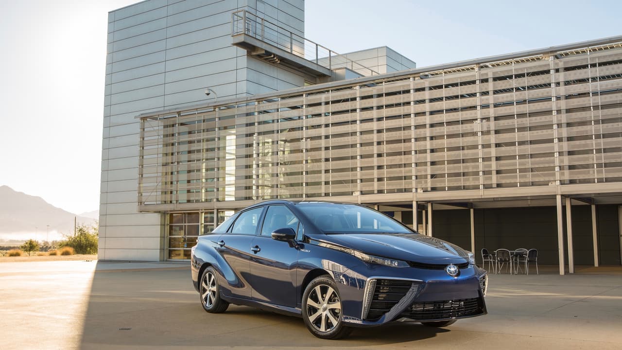 <h3 class="cms-h3-H3">PRO: Los carros eléctricos no hacen ruido</h3>
<br>La reducción de la contaminación auditiva producida por los vehículos de combustión interna es una de las bendiciones menos celebradas de los vehículos eléctricos. Pero solo hay que imaginarse una avenida congestionada sin el ruido de los motores para saber el gran cambio que implicaría un mondo en el que la mayoría de los vehículos de transporte funcionan con electricidad.
<br>
<br>
<b>Imagen</b>:
<b> Toyota Mirai</b>, un vehículo eléctrico que genera su propia electricidad en una celda de combustible alimentada por hidrógeno liquido.