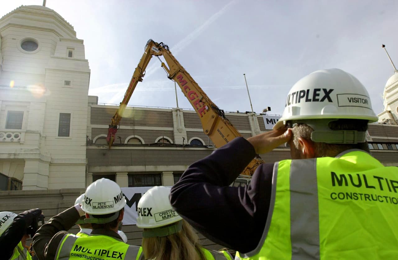 La demolición de Wembley le abrió espacio al nuevo Wembley, un lugar con mejores condiciones técnicas que su antecesor, construido en 1923.