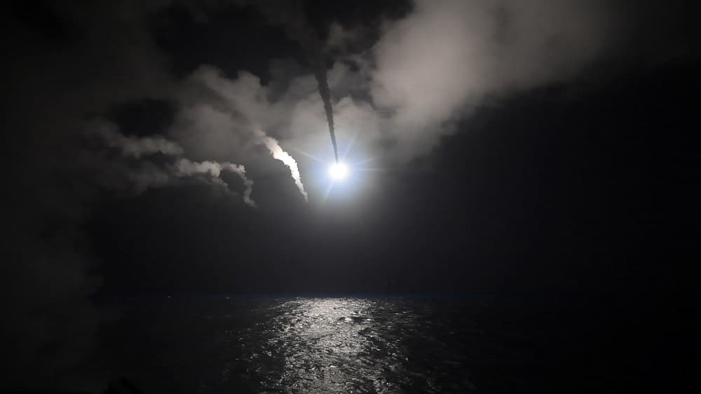 Fuerzas militares de EEUU lanzaron el jueves por la noche cerca de 60 de misiles Tomahawk contra un aeródromo en Siria, lo que supone el primer ataque directo estadounidense contra el Gobierno del presidente Bashar al-Asad desde que comenzó la guerra civil en ese país.