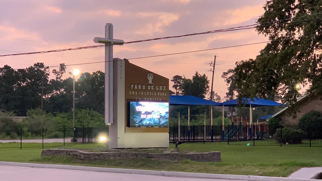 El Rancho Supermercado y un grupo de voluntarios tienen planeado entregar en las próximas semanas más de 20 mil despensas básicas para familias en necesidad durante la crisis del c
<b><a href="https://www.univision.com/local/houston-kxln/coronavirus-entregan-mas-de-40-000-botellas-de-desinfectante-y-alimentos-a-los-mas-necesitados-en-houston-video">ovid-19. </a></b>