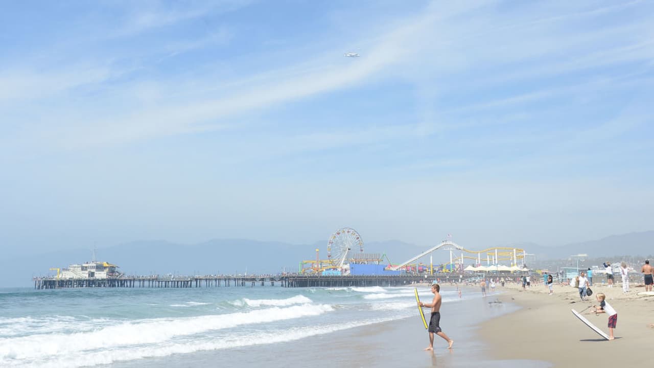 Frankie Orrala, de '
<a href="https://healthebay.org/" target="_blank">Heal The Bay</a>' , explica que es importante consultar cuáles son las playas que se encuentran en buenas condiciones para evitar problemas de salud. Asimismo, dice que hay que tener cuidado con los peces, pues muchos no se deben consumir porque pueden tener un alto índice de químicos perjudiciales. Agrega que no es recomendable bañarse cerca de las descargas de aguas fluviales.