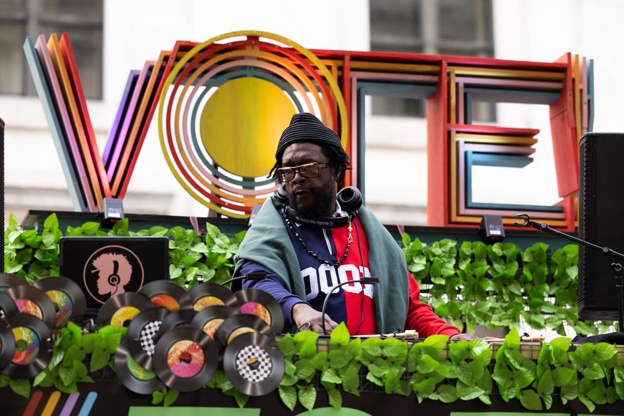 Questlove, nativo de Filadelfia, toca música fuera del ayuntamiento el día de las elecciones como parte del movimiento no partidista, Joy to the Polls, en Filadelfia.