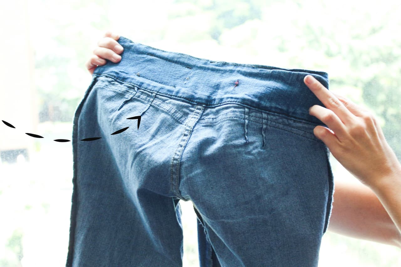 Los jeans levantacola tienen una pinza en la parte inferior de la pretina para crear más volúmen.