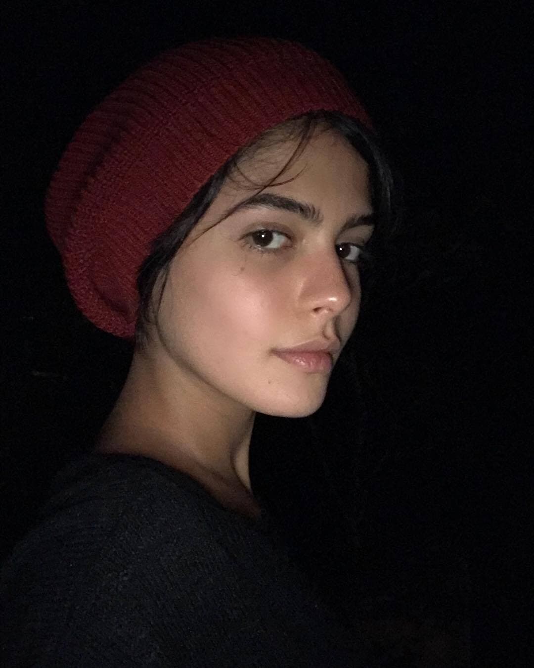 Ella es Julia Dalavia, la actriz brasileña protagonista de Huérfanos de su Tierra