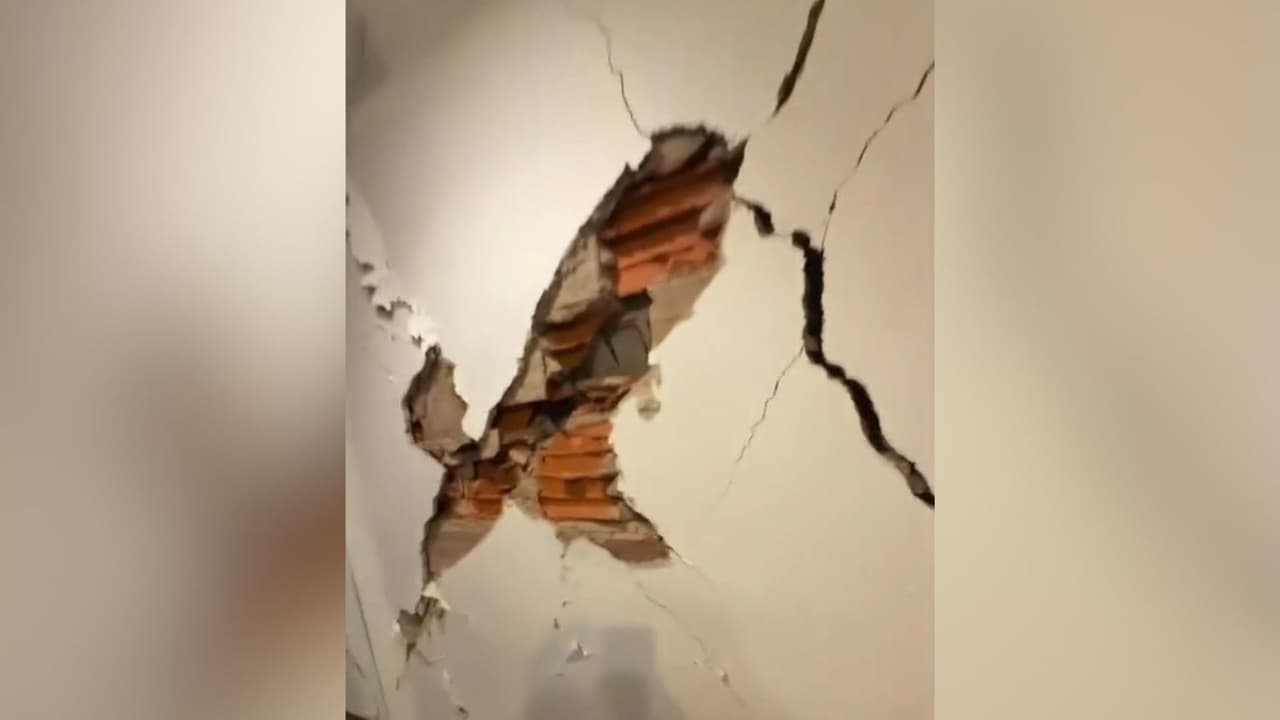 Kelly, residente en Venezuela, muestra los daños en su apartamento por terremotos