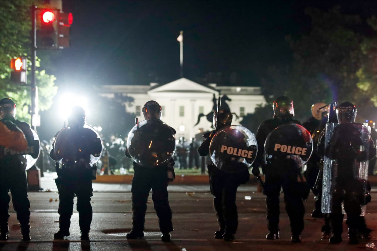 La Casa Blanca apagó casi todas sus luces exteriores, mientras los manifestantes se agolpaban. El presidente Trump y su familia fueron trasladados a un búnker subterráneo.
