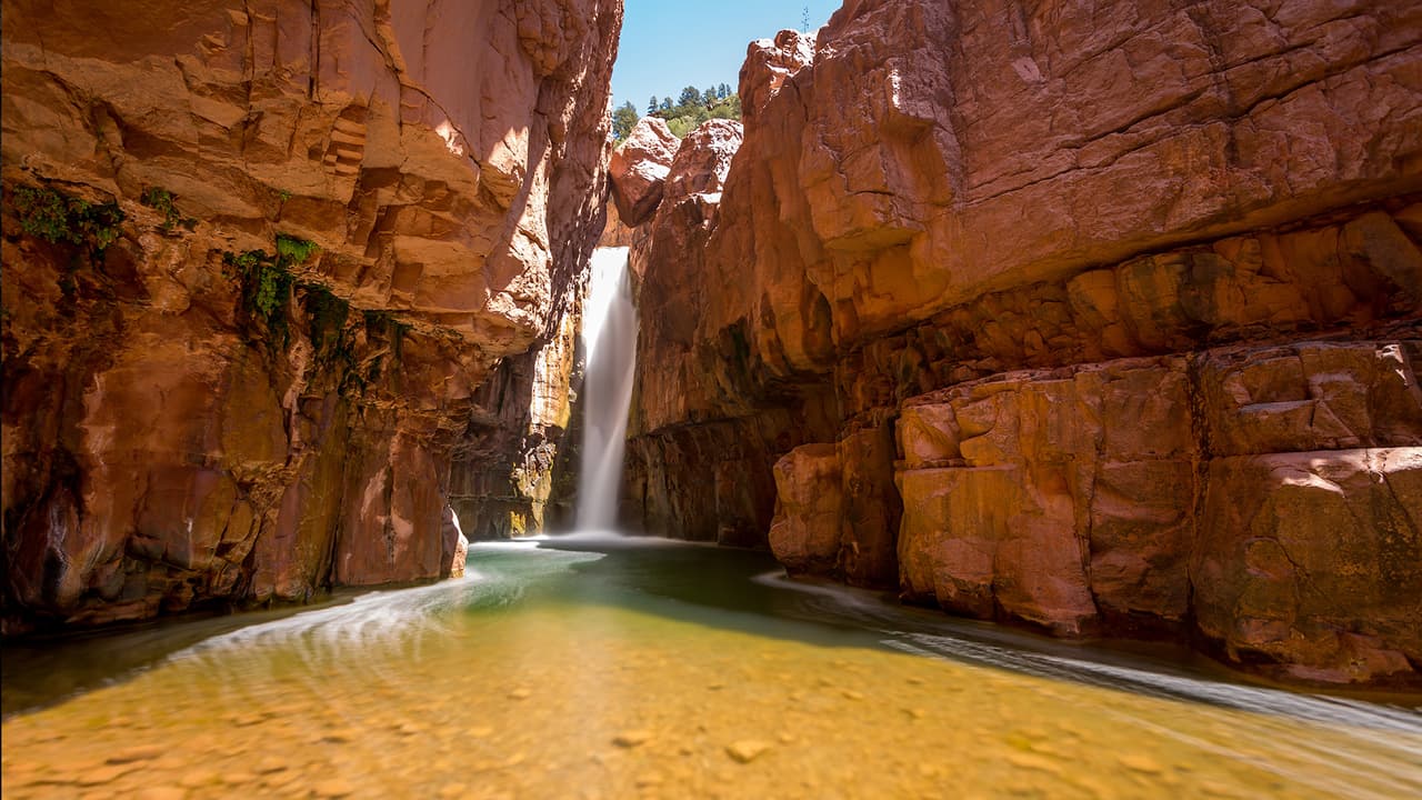 <b>Cibecue Falls</b>
<br>Un lugar poco conocido pero no por ello menos impresionante, se encentra en la reserva Fort Apache, a los pies de White Mountains, y además de su bella caída de agua, cuenta con senderos perfectos para pasar un día en familia. Se requiere un permiso de acceso a las cataratas que tiene un costo de $30 por persona/por día.
<br>
<br>Ubicación: 
<a href="https://maps.app.goo.gl/Ln8De6T4cXx9DbPK6" target="_blank">Cibecue Creek</a>.
