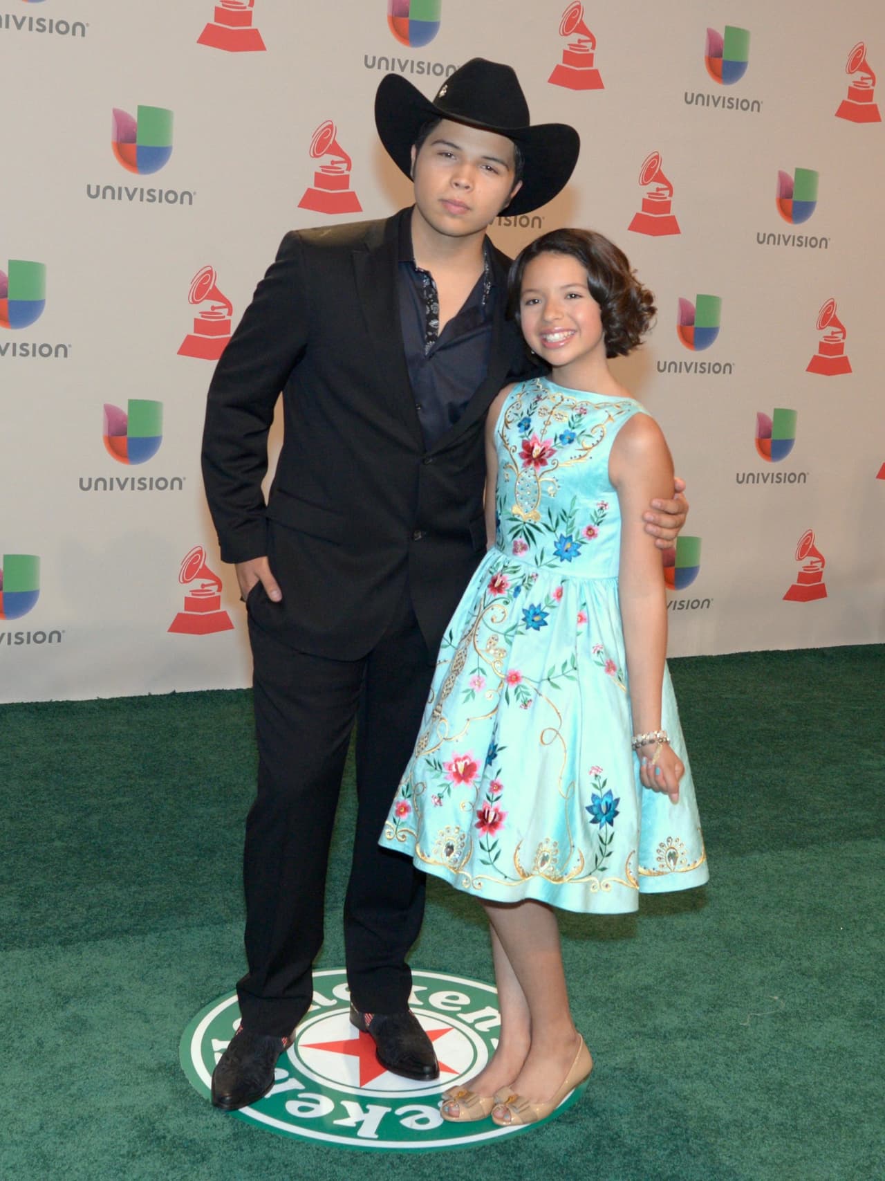 La hija de 
<b>Pepe Aguilar </b>y su esposa, 
<b>Aneliz Álvarez-Alcala</b>, nació en Los Angeles y, a los 9 años de edad dio a conocer
<b> </b>su primer álbum ('Nueva tradición'), que compartió junto a su hermano 
<b>Leonardo</b>. En él también debutó como compositora, pues el disco incluía cuatro temas suyos.