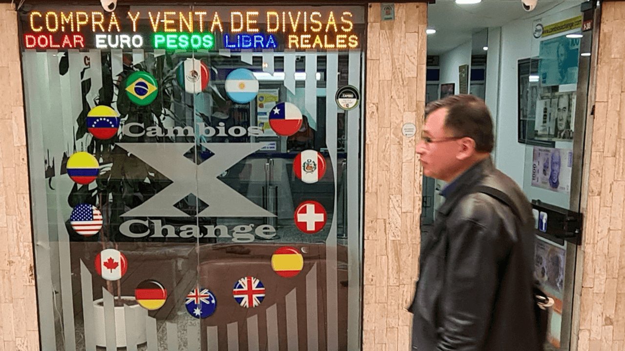 <b>Hay una orden en la que se pide que todos los negocios que tengan que ver con servicios de dinero hagan un reporte si algún cliente se excede de $200.</b>
<br>
<br>Esto viene por parte del FinCEN, una rama que investiga crímenes financieros de la Secretaría del Tesoro de los Estados Unidos, del gobierno federal.
<b>Anteriormente, solo se requerían hacer reportes si alguien se excedía de $10,000.</b>