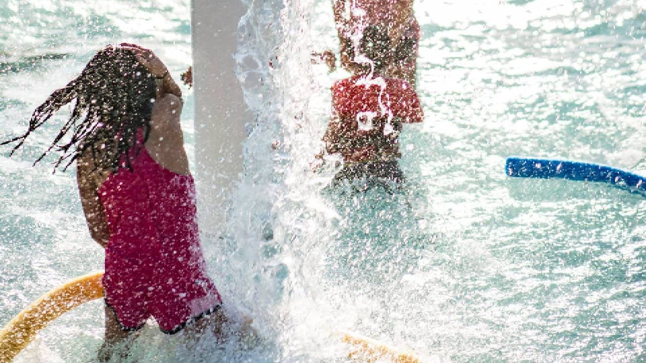 <b>Roosevelt Pool</b>
<br>Abierto de lunes a jueves, sábados y domingos de 12 p.m. a 6 p.m. Viernes cerrado.
<a href="https://goo.gl/maps/ephHgUWr4vB2" target="_blank">6246 S. 7th Street.</a> Teléfono: 602-262-6832. Niños gratis. Adultos $3.