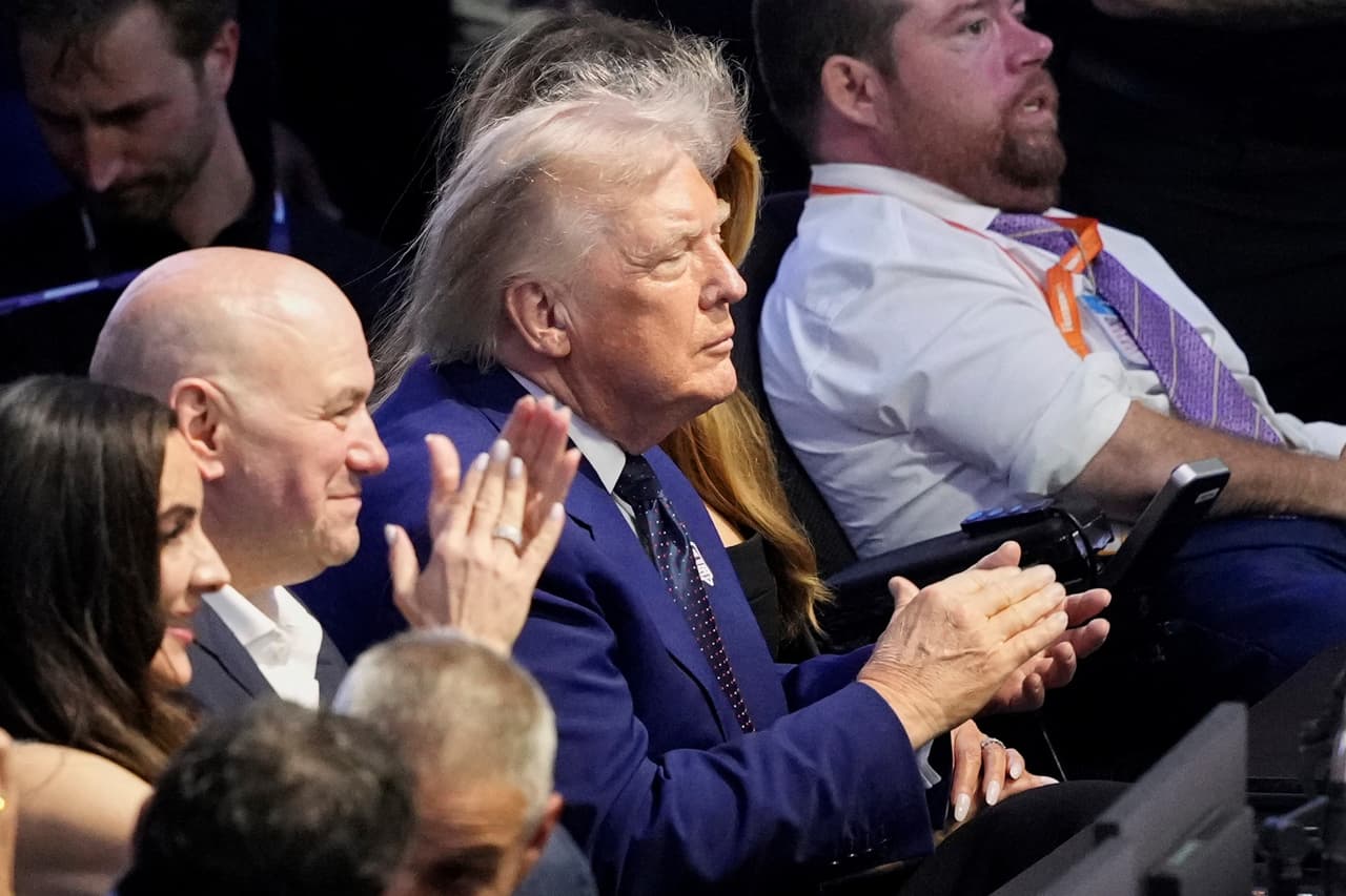 El presidente Donald Trump y Dana White, presidente y director ejecutivo de la UFC, asisten al evento UFC Freedom 250.