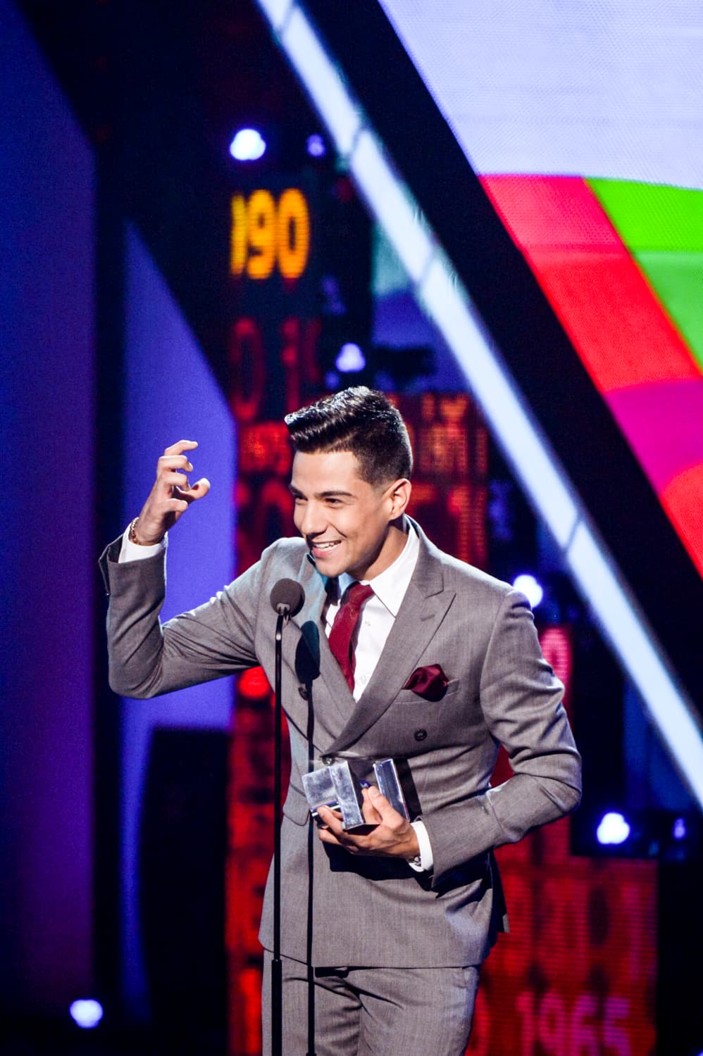 Luis Coronel recibió el premio a 'Mi artista Regional Mexicano' en el escenario de #PremiosJuventud.