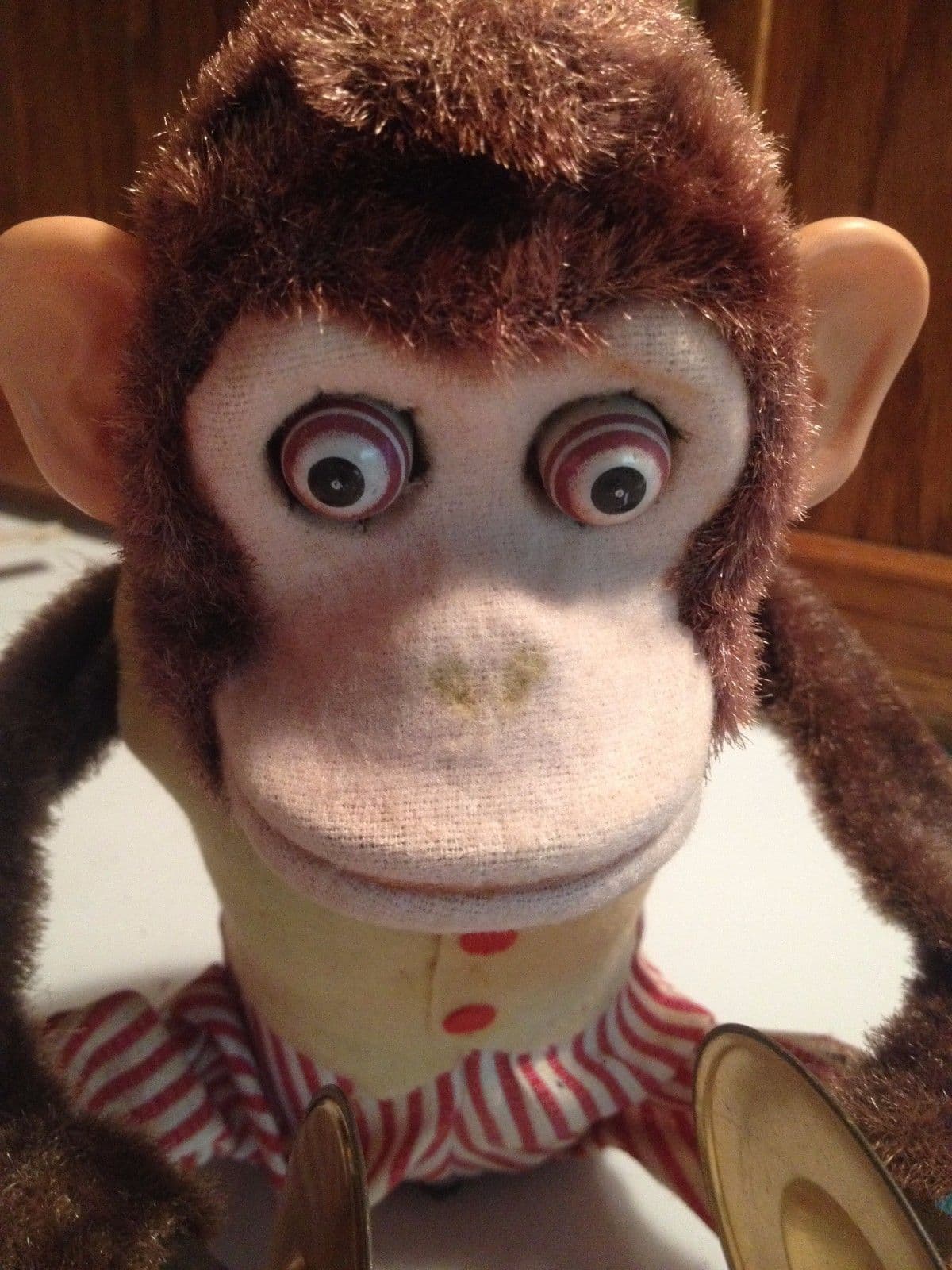 El mono sonríe monstrando sus dientes e intenta charlar con sus dueños (según sus fabricantes, que lo recomiendan para niños mayores de 8 años).