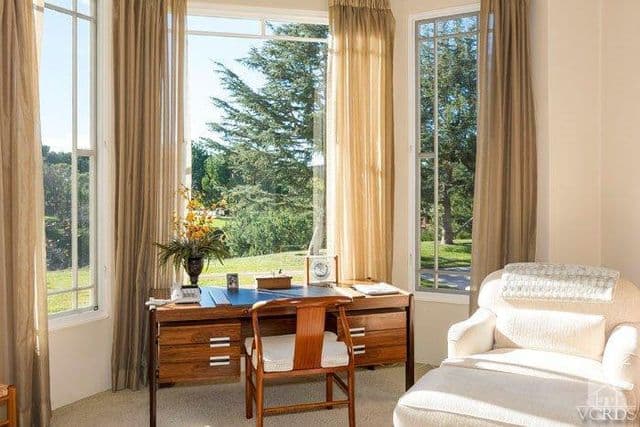 Tienen cerca de 35 pies de altura, por ejemplo, los que se encuentran en la sala.