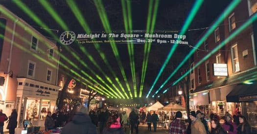 <b><a href="https://www.kennettsq.org/calendar.php" target="_blank">Kennett Square</a></b>. La histórica comunidad de Kennett Square, ubicada en el sureste de Pensilvania, hace todo lo posible para la víspera de Año Nuevo. Midnight in the Square ofrece emocionantes opciones gastronómicas, actividades para niños, entretenimiento en vivo y un espectáculo de luces láser cada hora durante la noche.