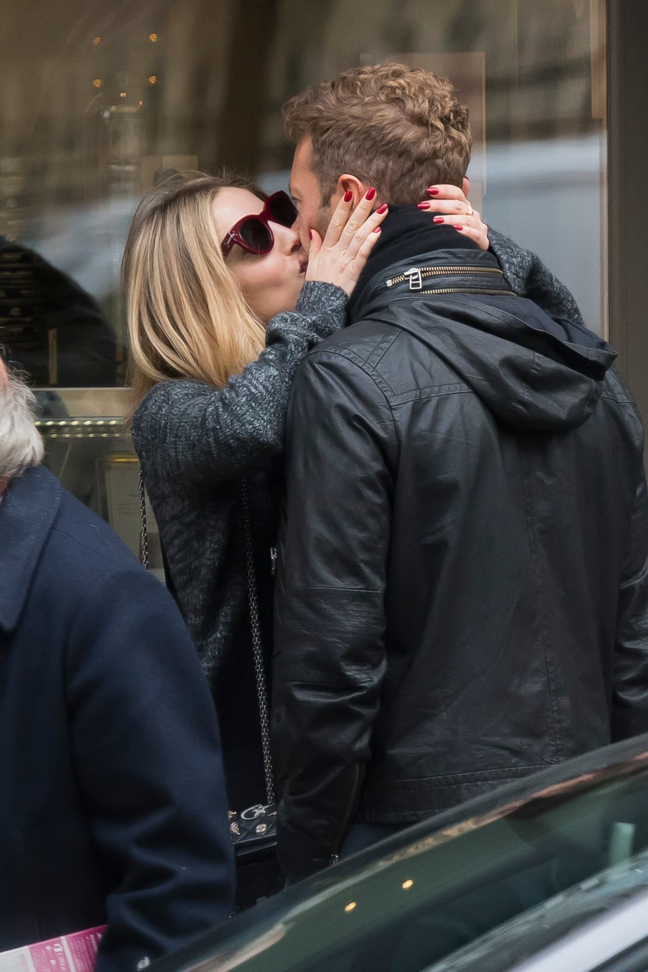 Y Chris no se veía molesto por los besos de la rubia.