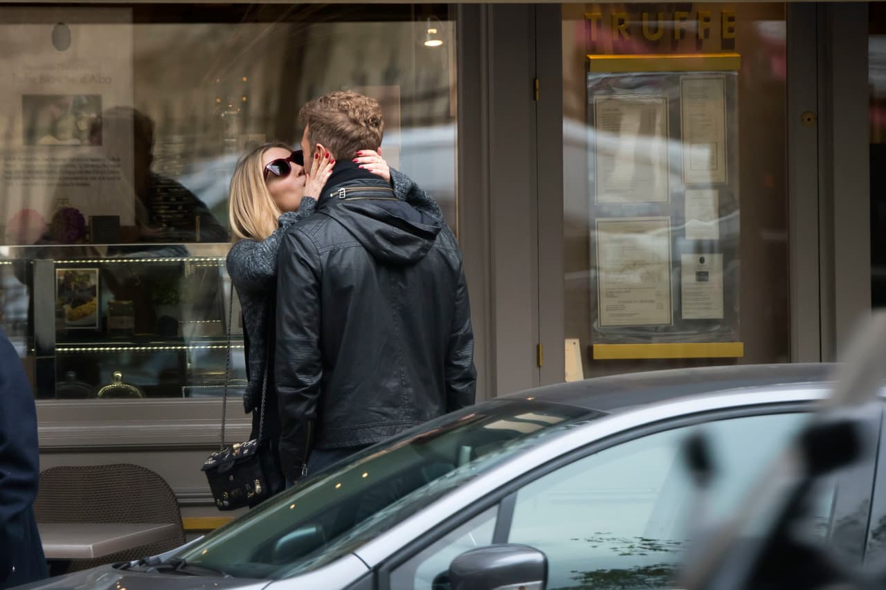 La guapa actriz le robó al galán un par de besos.