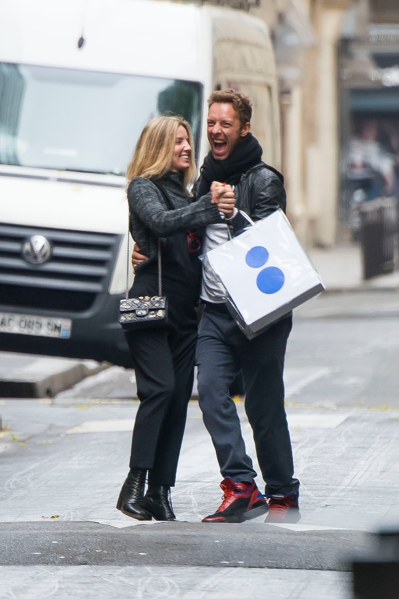 Chris se ve muy feliz.