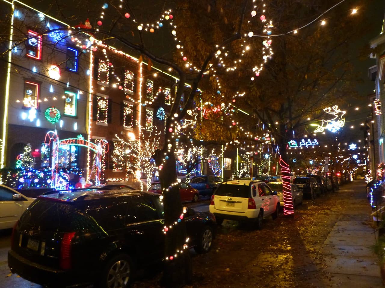 Puedes pasear por la cuadra y disfrutar de la decoración de cada hogar. Si estás conduciendo, de seguro encontrarás tráfico.