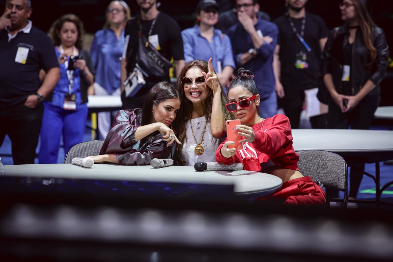 Aunque Thalía demostró que 
<b>sigue siendo una eterna quinceañera</b> pues disfruta de bromear con sus amigas y posar juguetendo frente a las cámaras.