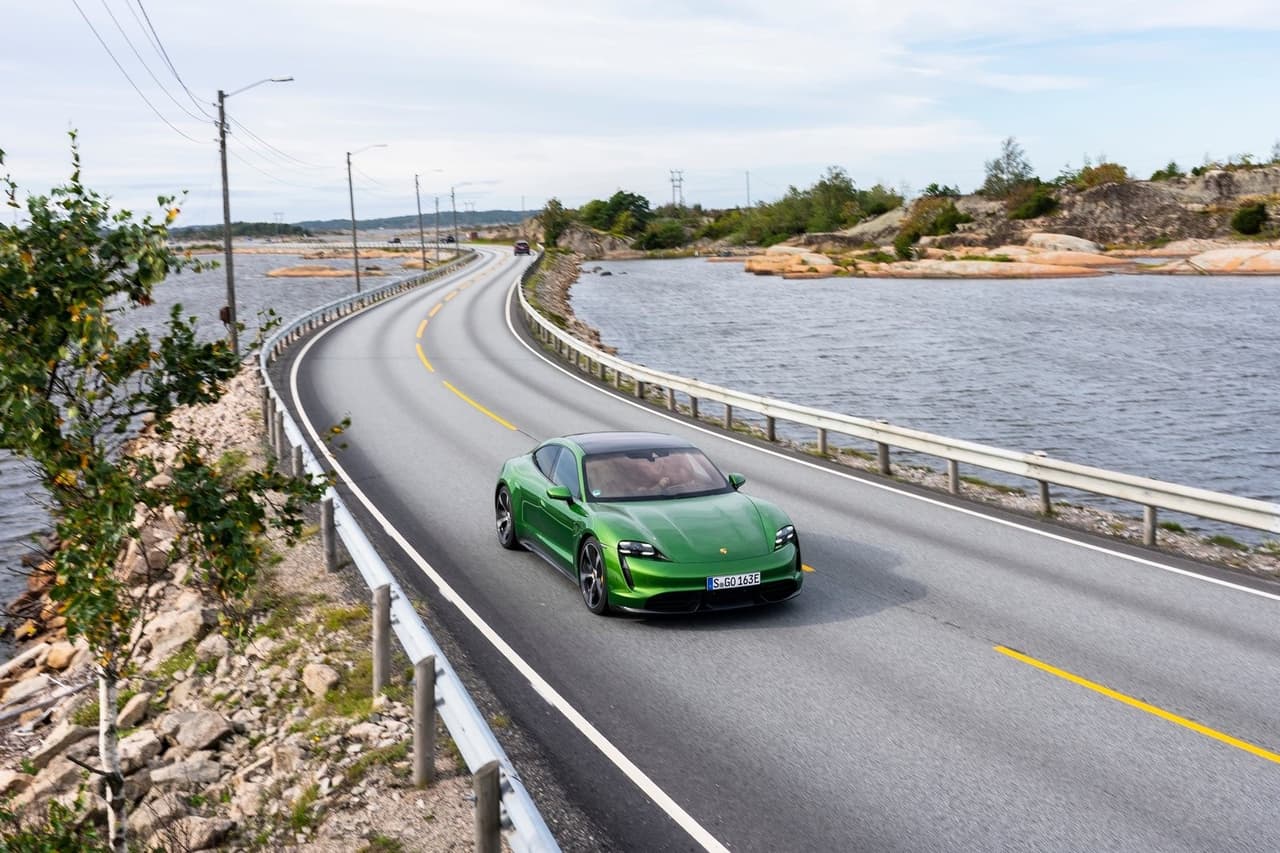 <h3 class="cms-H3-H3"><b>En contra: los viajes largos pueden ser más complejos</b></h3>
<br>
<br>En caso de que quieras irte de vacaciones con tu familia o amigos y tengas que hacerlo por carretera en un carro eléctrico, habría que dedicar un poco más tiempo a la planeación del viaje, pues a diferencia de las estaciones de combustible, las estaciones de carga no están igual de regadas por el camino. Además, llenar un tanque de gasolina toma entre 5-10 minutos, mientras que cargar la batería lo suficiente para continuar el viaje toma al menos 30 minutos en modo rápido.