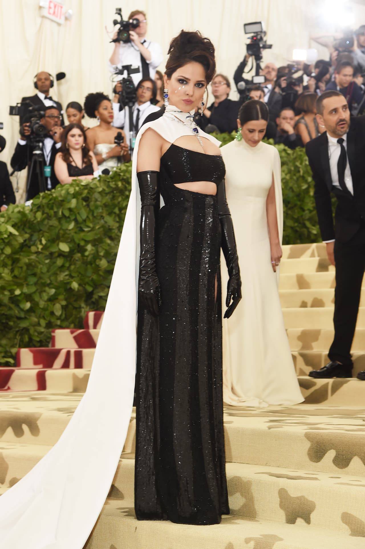 La actriz Eiza González fue una de las invitadas a la exclusiva Gala del Met que cada año se celebra el primer lunes de mayo en Nueva York, uno de los eventos de moda más importantes del mundo y al que este año asistieron estrellas de la talla de Madonna, Rihanna y Anna Wintour.