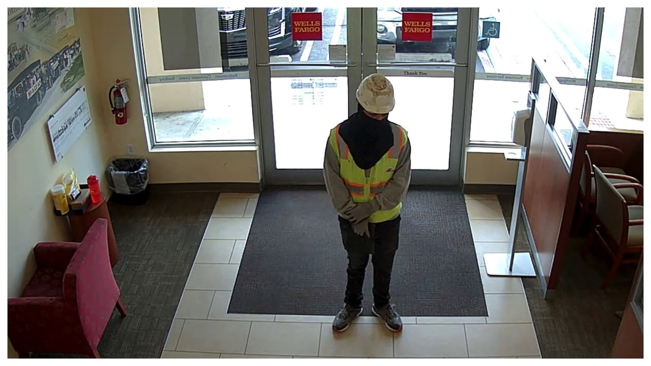 Piden a quien tenga información sobre estas tres personas que aparecen en las fotos, que se comuniquen al 754-703-2000.