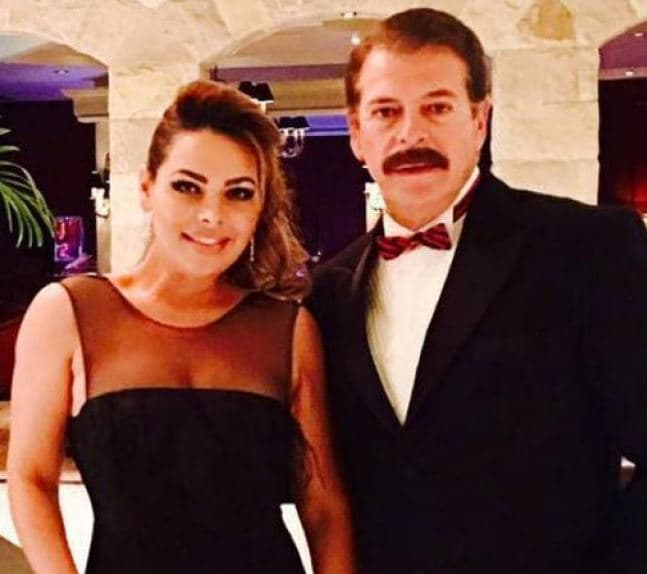 Sergio, recién separado, comenzó una relación con la diseñadora 
<b>Erika Pérez de Anda a quien le llevaba 20 años </b>y con también tuvo planes de casarse. Luego conoció a 'Lupita' y se enamoró.