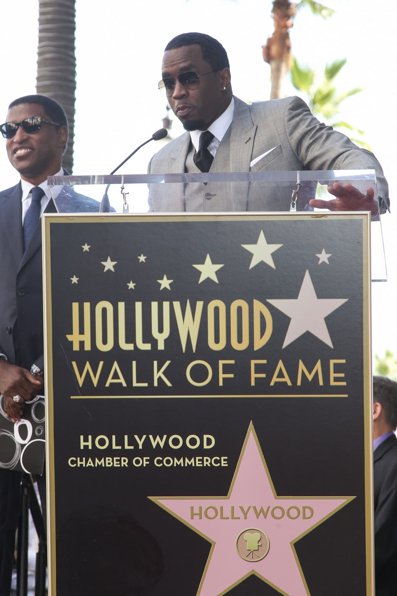 <h2 class="cms-H2-H2">Demanda previa por violencia</h2>
<br>
<br>En 2007, Sean 'Diddy' Combs asistió a una fiesta después de la entrega de los premios Óscar y golpeó a un hombre frente a un hotel en Hollywood.
<br>
<br>El individuo lo demandó, pero en marzo de 2008 llegaron a un acuerdo extrajudicial.
<br>
<br>Un mes después, Combs celebró tener su estrella en el Paseo de la Fama de Hollywood.