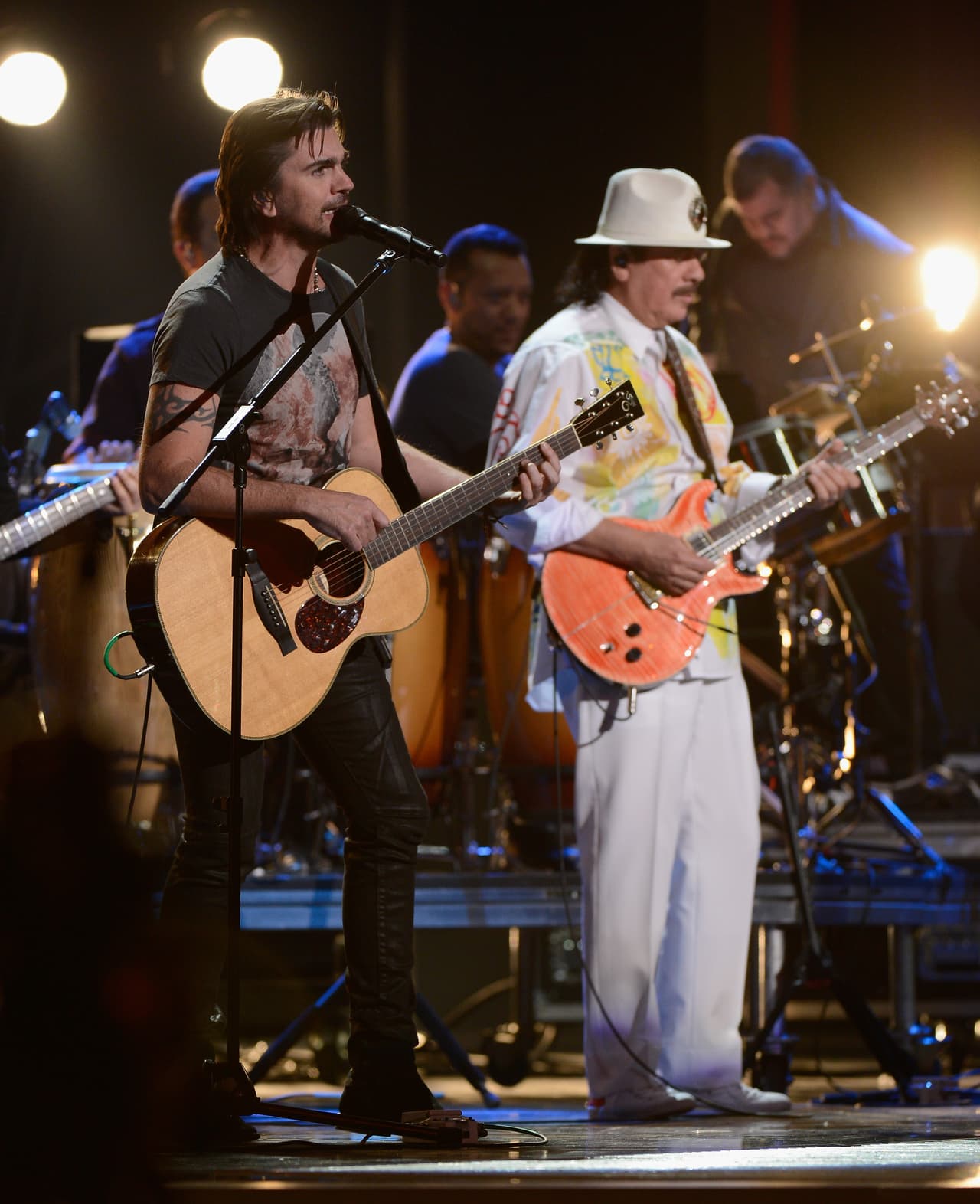 Juanes y Carlos Santana sumaron sus guitarras y sus talentos en ‘Fíjate’. Doce años cumplía ya Latin GRAMMY.
