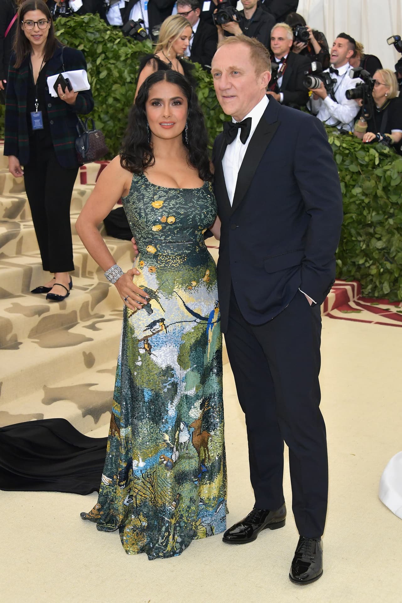 La actriz mexicana llegó acompañada de su esposo, 
<b>Francois Henri Pinault</b>, quien no se quedó atrás y también tenía puesto un traje con finos detalles. 
<br>