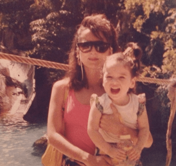 En esta fotografía Wendy no pudo evitar burlarse del peinado de su mamá, además de presumir que siempre tenía motivos para sonreir.