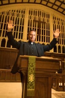 Un sacerdote oficia una misa en una iglesia.