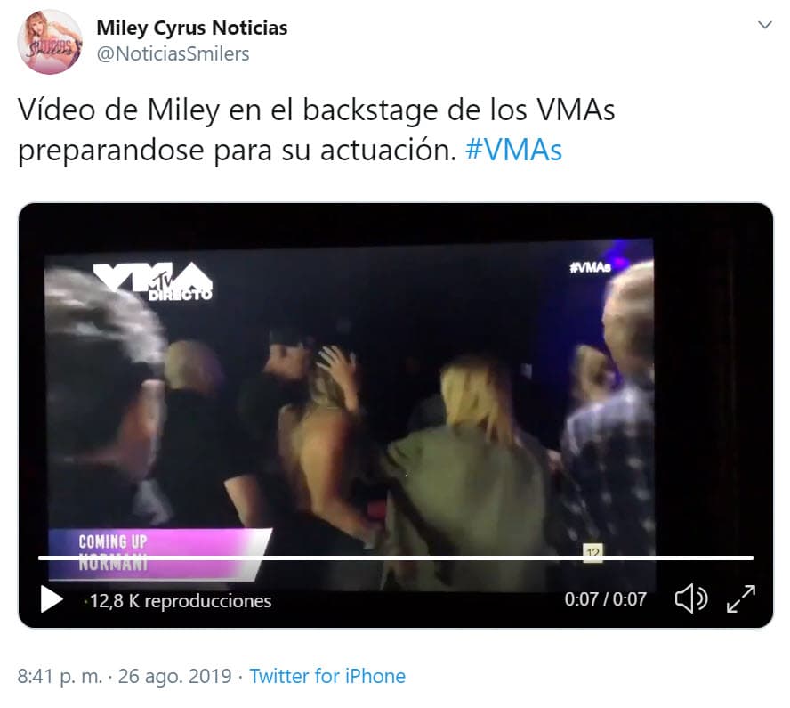 Algunas cámaras captaron cuando Kaitlynn toca la cabeza de Miley en gesto de apoyo, minutos antes de que Miley Cyrus subiera al escenario para interpretar su más reciente sencillo 'Slide away'. El momento lo logró capturar una cuenta de fans de la también actriz.