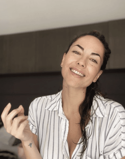 “Empecé a trabajar a los 14 años, y trabajé, hice de todo un poco, fui mesera en una pizzería, repartía volantes en un semáforo, fui ‘booker’ (agente) en una agencia de modelos, bailé en antros. O sea, hice de todo un poco”, comentó la actriz.