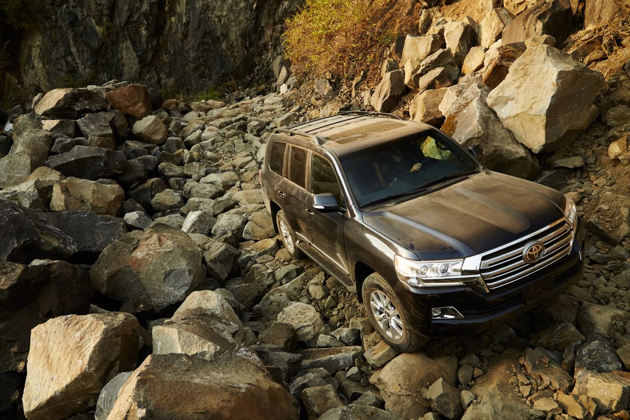<b>1. Toyota Land Cruiser - 11.4 años</b>
<br>
<br>La Toyota Land Cruiser se corona como campeona de este Top 10 con una amplia ventaja: casi un año más que el icónico Corvette. Uno de los motivos por el que a la gente le toma en promedio 11.4 años para deshacerse de este modelo es que es prácticamente indestructible, algo común entre los Toyota, pero por otro lado también es costoso. Si tomas la decisión de desembolsar al menos $85,000 en un vehículo familiar como éste, está claro que también pretendes crear cuantas memorias puedas a bordo de él. No cabe duda de que sus compradores saben lo que quieren y cómo usarlo.
<br>
<br>En la imagen una Toyota Land Cruiser 2019.