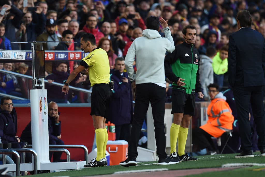 Sin embargo, el árbitro José María Sánchez Martínez acudió al VAR y comprobó la falta, sancionando penal a favor del Barcelona al minuto 28.
