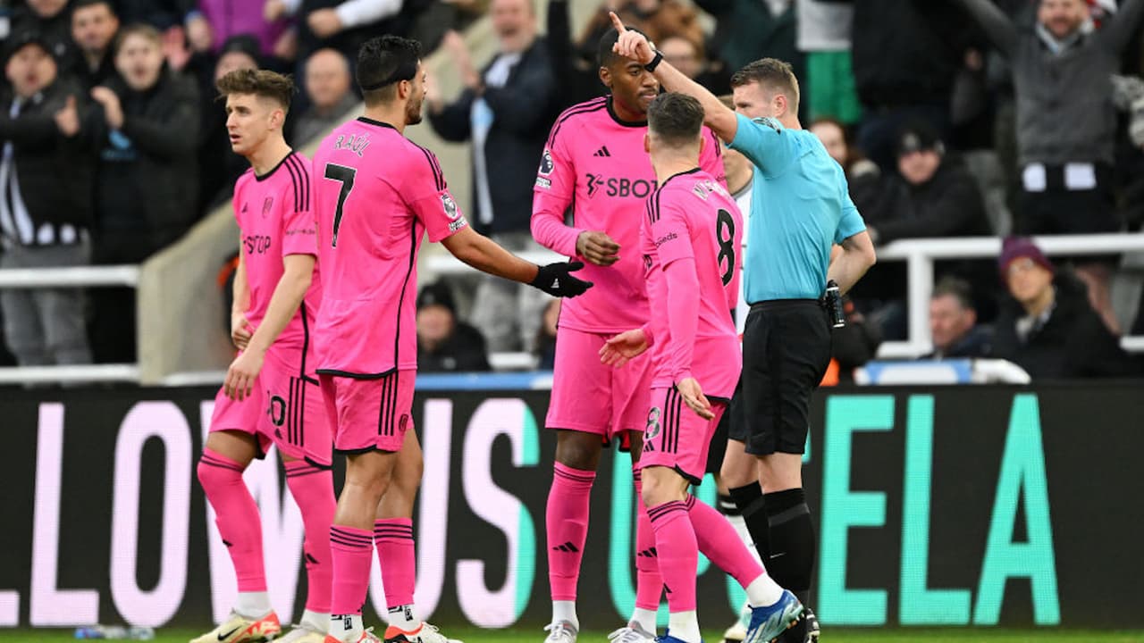 Raúl Jiménez, expulsado con el Fulham por dura entrada