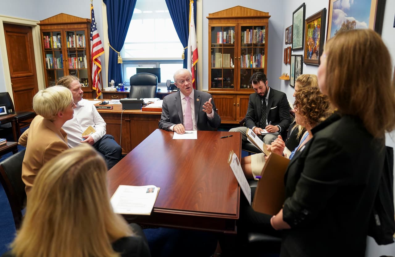 Jerry McNerney (hablando) tiene el 53.5 de los votos en su distrito.