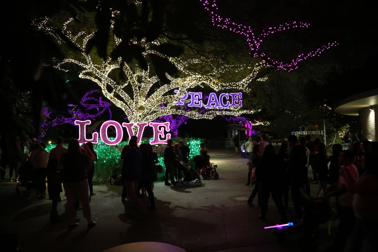 Coloridos mensajes de paz y amor, también hacen parte del recorrido.