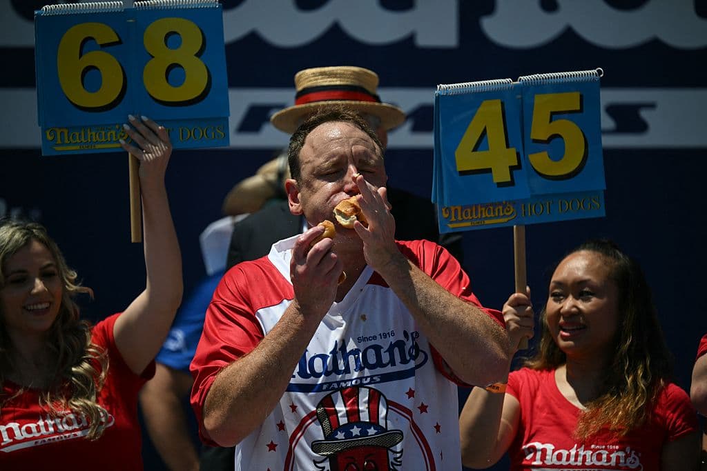 Joey "Jaws" Chestnut recuperó el viernes su título en el concurso de comer hot dogs de Nathan's Famous del 4 de julio, tras consumir 70.5 perros calientes en 10 minutos.