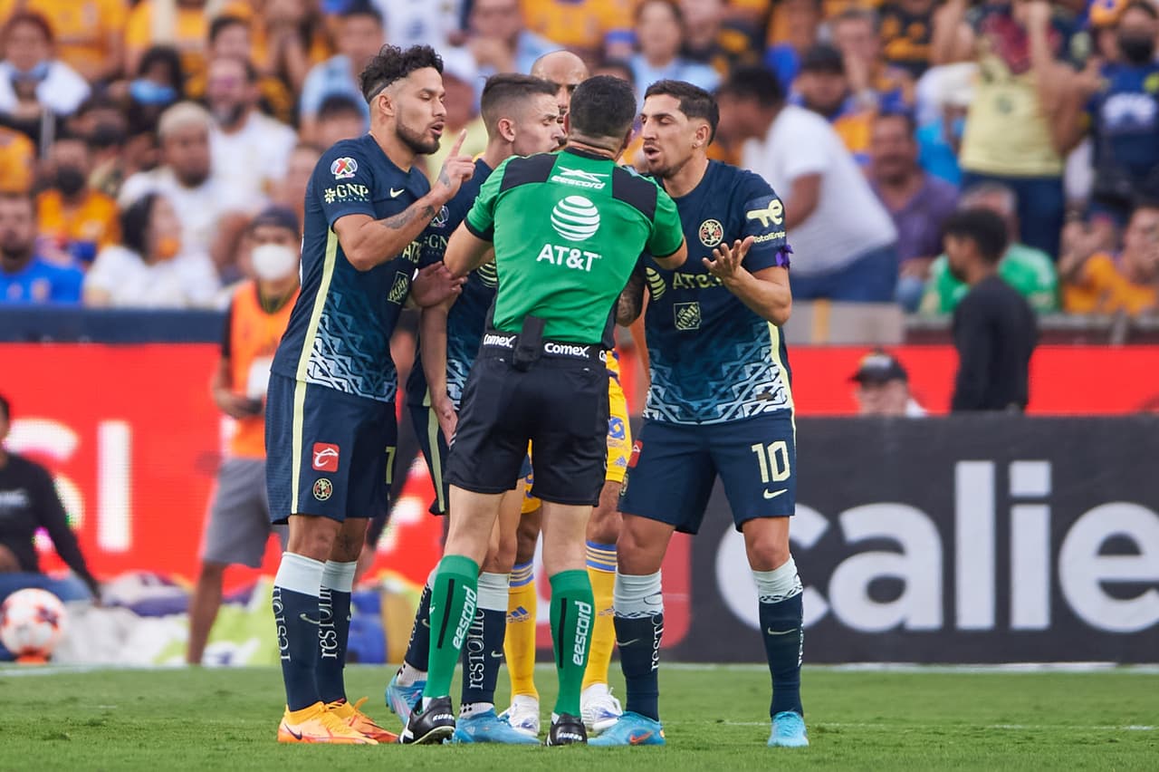 Los jugadores pedían explicaciones por el tanto invalidado.